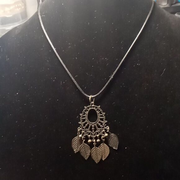 Repurposed necklace - Picture 1 of 4